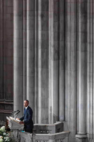 Washington D.C., ABD - Eylül 01, 2018: ABD'li Senatör John Mccain, Washington, ABD tarihinde 1 Eylül 2018 National Cathedral anma töreni eski ABD Başkanı Barack Obama konuştu