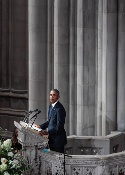 Washington D.C., ABD - Eylül 01, 2018: ABD'li Senatör John Mccain, Washington, ABD tarihinde 1 Eylül 2018 National Cathedral anma töreni eski ABD Başkanı Barack Obama konuştu