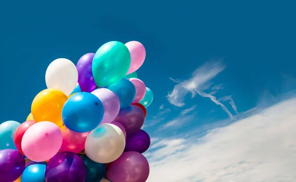 Grup Mavi Gökyüzü Arka Plan Üzerinde Renkli Balonlar — Stok fotoğraf