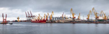 Odessa, Ukrayna - 10 Eylül 2018: Deniz sanayi ticari bağlantı noktası. Odessa endüstriyel bölge liman. Konteyner Vinç. Kargo konteyner terminali bağlantı noktasının deniz nakliye Sanayi. 
