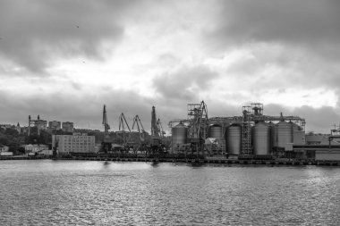 Odessa, Ukrayna - 10 Eylül 2018: Deniz sanayi ticari bağlantı noktası. Odessa endüstriyel bölge liman. Konteyner Vinç. Kargo konteyner terminali bağlantı noktasının deniz nakliye Sanayi. 