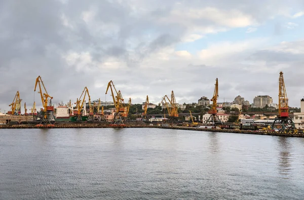 オデッサ ウクライナ 2018 海洋工業商業港 工業ゾーンのオデッサ港 コンテナ クレーン 海貨物産業港の貨物コンテナー ターミナル — ストック写真