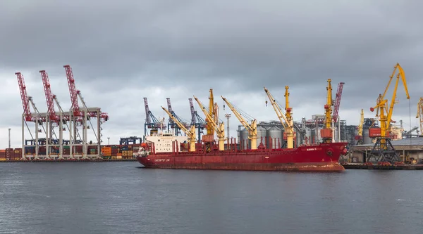 オデッサ ウクライナ 2018 海洋工業商業港 工業ゾーンのオデッサ港 コンテナ クレーン 海貨物産業港の貨物コンテナー ターミナル — ストック写真