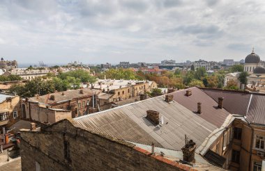 Odessa, Ukrayna - Sep. 09, 2018: Havadan görünümü çatılar ve Odessa eski avlu. Odessa görünümünü çatıdan. Eski Şehir binaların