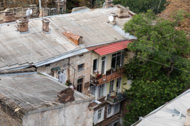 Odessa, Ukrayna - Sep. 09, 2018: Havadan görünümü çatılar ve Odessa eski avlu. Odessa görünümünü çatıdan. Eski Şehir binaların