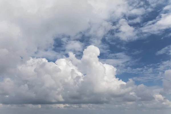 Natürlicher Hintergrund Mit Weißen Kumuluswolken Und Blauem Himmel Bei Sonnigem — Stockfoto