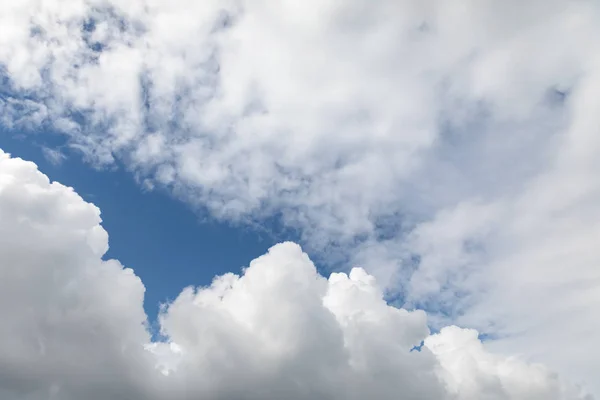 Naturlig Bakgrund Med Vita Cumulusmoln Och Blå Himmel Solig Dag — Stockfoto