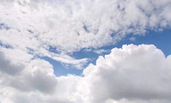 Doğal Arka Plan Beyaz Cumulus Bulutları Mavi Gökyüzü Güneşli Gün — Stok fotoğraf