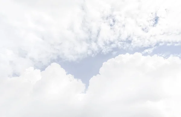 白色积云和蓝天的高光色调的自然背景 — 图库照片