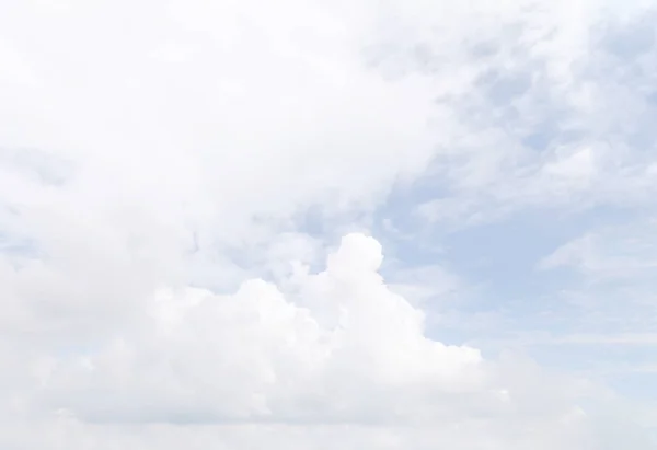 白色积云和蓝天的高光色调的自然背景 — 图库照片