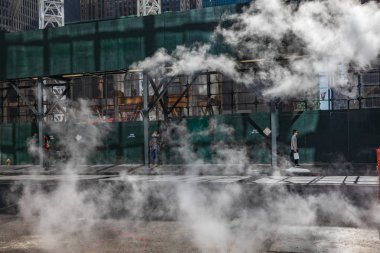 New York, Amerika Birleşik Devletleri - 23 Eylül 2017: Manhattan sokak sahne. NYC Manhattan sokaklarında metrodan Buhar bulutu. Manhattan'ın tipik görünümü
