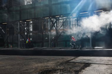 New York, Amerika Birleşik Devletleri - 23 Eylül 2017: Manhattan sokak sahne. NYC Manhattan sokaklarında metrodan Buhar bulutu. Manhattan'ın tipik görünümü