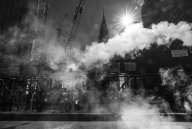 New York, Amerika Birleşik Devletleri - 23 Eylül 2017: Manhattan sokak sahne. NYC Manhattan sokaklarında metrodan Buhar bulutu. Manhattan'ın tipik görünümü
