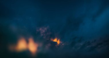 Güzel gökyüzü bulut gündoğumu veya günbatımı sırasında ile. Dağlarda günbatımı bulutlar. Soyut doğa arka plan.