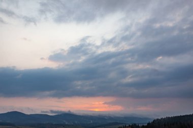 Güzel gökyüzü bulut gündoğumu veya günbatımı sırasında ile. Dağlarda günbatımı bulutlar. Soyut doğa arka plan.