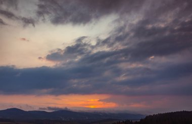 Güzel gökyüzü bulut gündoğumu veya günbatımı sırasında ile. Dağlarda günbatımı bulutlar. Soyut doğa arka plan.
