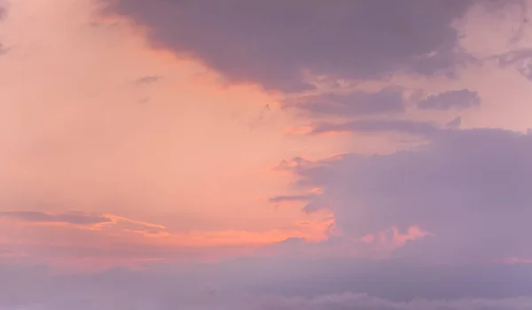Gyönyörű Eget Felhő Alatt Napkelte Vagy Napnyugta Naplemente Felhők Hegyekben — Stock Fotó