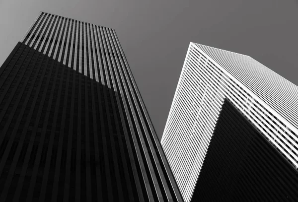 ニューヨークの高層ビルのニューヨーク Sep 2017 黒と白のイメージ マンハッタンの近代建築 マンハッタンはニューヨーク市の つの自治区の最も密に住まれました — ストック写真