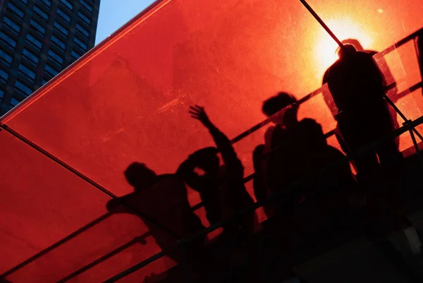 Scène Rue Manhattan Silhouettes Personnes Sur Escalier Rouge Times Square — Photo