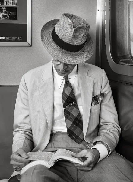 2017年9月22日 黑白图像的纽约市地铁 一个戴眼镜的老人和一顶坐在地铁车厢里看书的草帽 — 图库照片