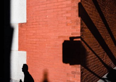 New York ve New Yorklu. Işık ve gölge Manhattan sokak sahne. Amerikalılar Nyc sokaklarında. İnsanların tuğla duvar arka plan karşı erken sabah işe gitmek