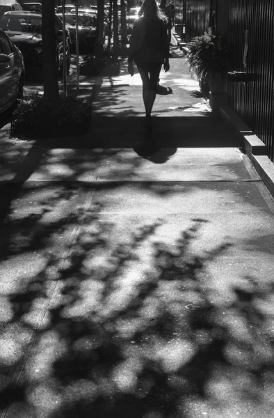 纽约城的光影 人们在晨光中漫步街头的阴影 — 图库照片