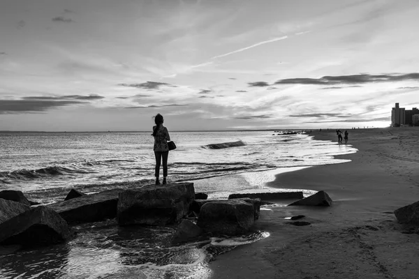 Coney Island Beach Nowym Jorku Sylwetka Kobiety Stojącej Skałach Wybrzeżu — Zdjęcie stockowe
