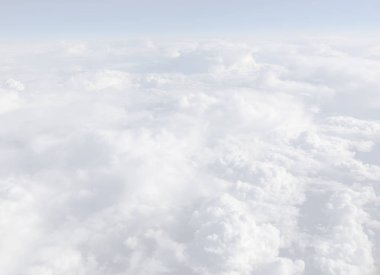 Gökyüzü bulutlu, bir görünümden bir uçak bulutların üstünde. Soyut doğa arka plan ışık tonalite bulutlarda ile. Beyaz cumulus bulutları