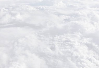 Gökyüzü bulutlu, bir görünümden bir uçak bulutların üstünde. Soyut doğa arka plan ışık tonalite bulutlarda ile. Beyaz cumulus bulutları