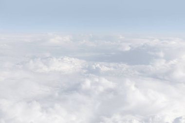 Gökyüzü bulutlu, bir görünümden bir uçak bulutların üstünde. Soyut doğa arka plan ışık tonalite bulutlarda ile. Beyaz cumulus bulutları