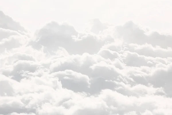 天空中有云 一架飞机从云层上空飞过 抽象自然背景与云彩在轻的音调 白色积云 — 图库照片