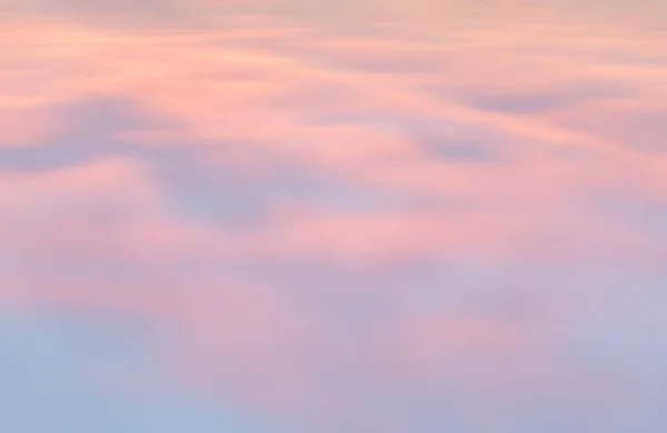 夕焼け空のぼやけたショット 抽象的な性質の背景光の調性で雲に — ストック写真