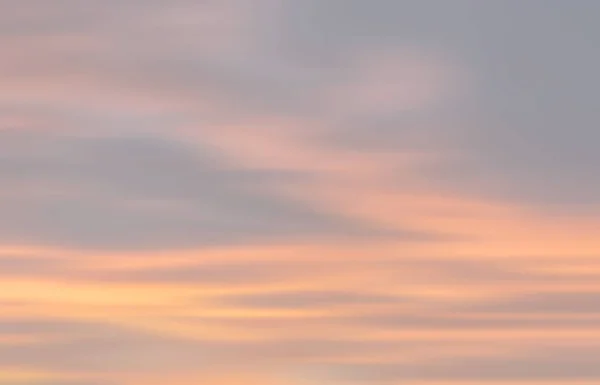 夕焼け空のぼやけたショット 抽象的な性質の背景光の調性で雲に — ストック写真