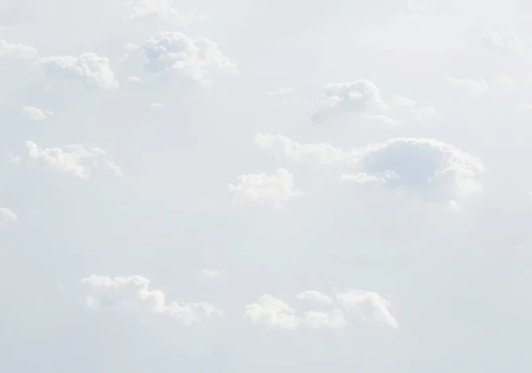 天空中有云 一架飞机从云层上空飞过 抽象自然背景与云彩在轻的音调 白色积云 — 图库照片