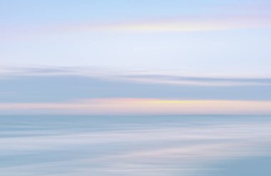 Soyut bulanık deniz manzara ve bulutlu gökyüzü arka planda kopya alanı ile hafif makamı