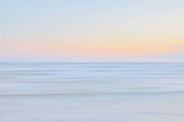 Soyut bulanık deniz manzara ve bulutlu gökyüzü arka planda kopya alanı ile hafif makamı