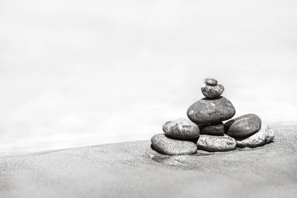 Schwarz Weiß Bild Des Steinhaufens Meer Mit Kopierraum — Stockfoto