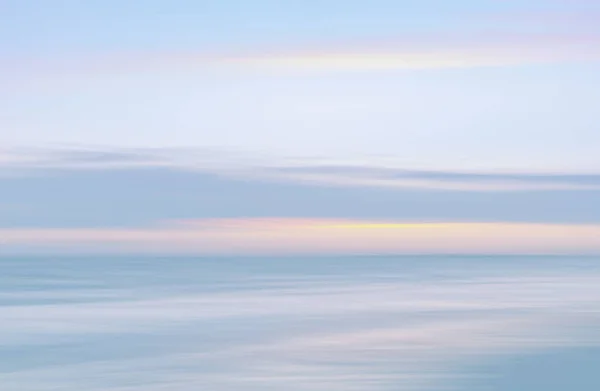 Abstrakte Verschwommene Meereslandschaft Und Bewölkter Himmel Hintergrund Heller Tonalität Mit — Stockfoto