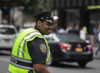 New York, ABD - Eyl 26, 2018: Siyah polis memuru Manhattan sokaklarında görevlerini gerçekleştirme. New York City Polis Departmanı (Nypd) Amerika Birleşik Devletleri'nin en büyük belediye polis kuvvetlerinde olduğunu
