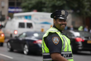 New York, ABD - Eyl 26, 2018: Siyah polis memuru Manhattan sokaklarında görevlerini gerçekleştirme. New York City Polis Departmanı (Nypd) Amerika Birleşik Devletleri'nin en büyük belediye polis kuvvetlerinde olduğunu