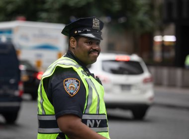 New York, ABD - Eyl 26, 2018: Siyah polis memuru Manhattan sokaklarında görevlerini gerçekleştirme. New York City Polis Departmanı (Nypd) Amerika Birleşik Devletleri'nin en büyük belediye polis kuvvetlerinde olduğunu