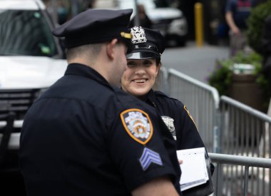 New York, ABD - Eyl 26, 2018: polis memuru Manhattan sokaklarında görevlerini gerçekleştirme. New York City Polis Departmanı (Nypd) Amerika Birleşik Devletleri'nin en büyük belediye polis kuvvetlerinde olduğunu