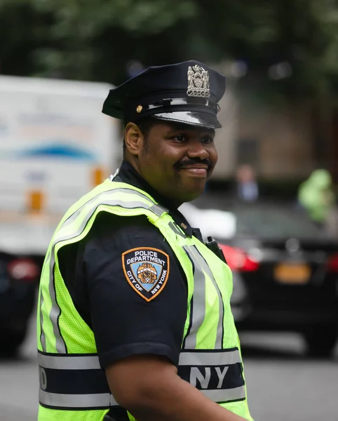 Nueva York Estados Unidos Septiembre 2018 Oficial Policía Negro Desempeñando —  Fotos de Stock