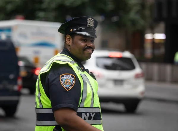 Нью Йорк Сша Сентября 2018 Года Чернокожий Полицейский Исполняет Свои — стоковое фото