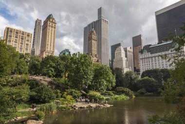 New York, ABD - Eyl 24, 2018: Gölet NYC central Park'ta. Central Park ve Manhattan siluetinin. Midtown Manhattan skyline görünümü Central Park