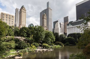 New York, ABD - Eyl 24, 2018: Gölet NYC central Park'ta. Central Park ve Manhattan siluetinin. Midtown Manhattan skyline görünümü Central Park