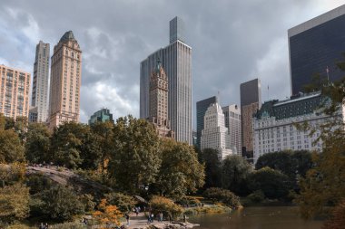 New York, ABD - Eyl 24, 2018: Gölet NYC central Park'ta. Central Park ve Manhattan siluetinin. Midtown Manhattan skyline görünümü Central Park