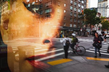 New York, ABD - Eyl 24, 2018: Yumuşak odak ve Manhattan Caddesi sahnenin bulanık görüntü. Soyut resim ışıklar, gölgeler ve NYC sokaklarında üzerine düşünceler. Amerikalılar New York City sokaklarında