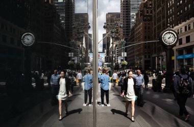New York, ABD - Eyl 24, 2018: Manhattan yansımaları sokak sahne. New York ve New Yorklu dükkanlar ve binaların cam windows yansıması.