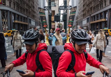 New York, ABD - Eyl 24, 2018: Manhattan yansımaları sokak sahne. New York ve New Yorklu dükkanlar ve binaların cam windows yansıması.